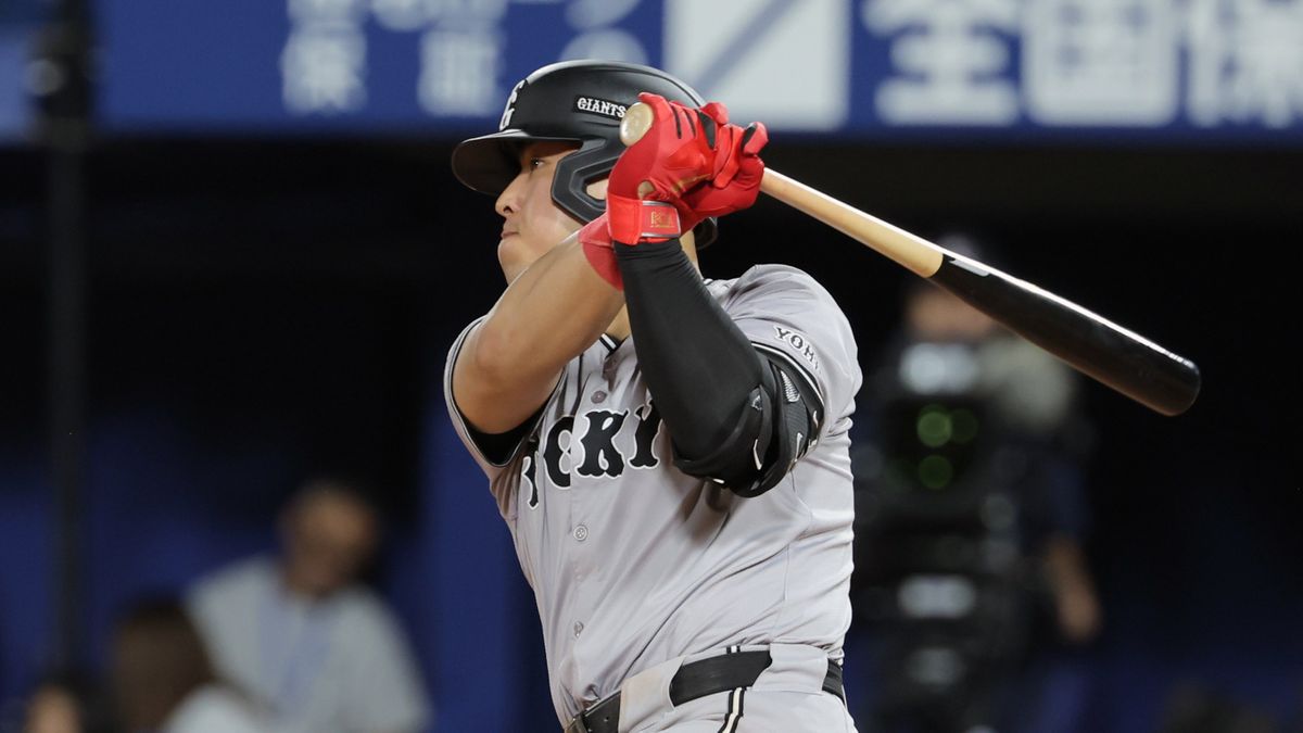 勝ち越しタイムリーの岡本和真選手（写真:時事）