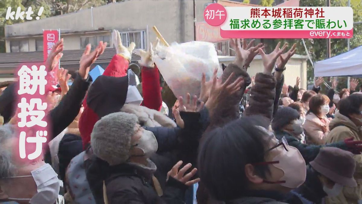 初午大祭の餅投げ