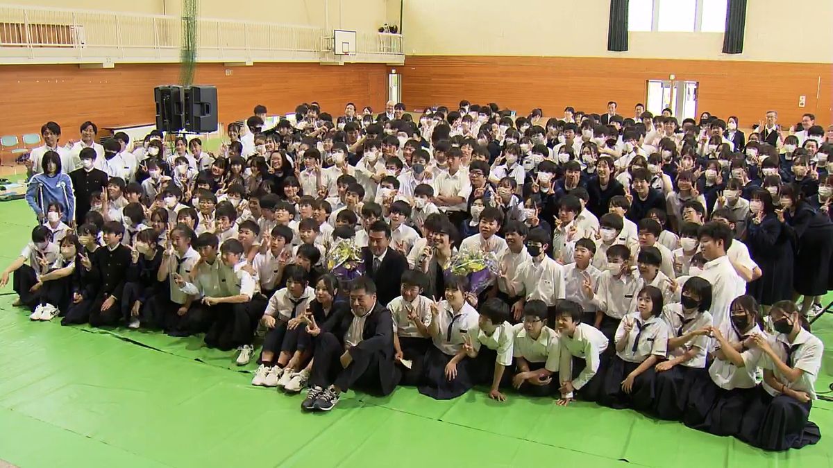 藤巻さんと全校生徒で記念写真も撮影