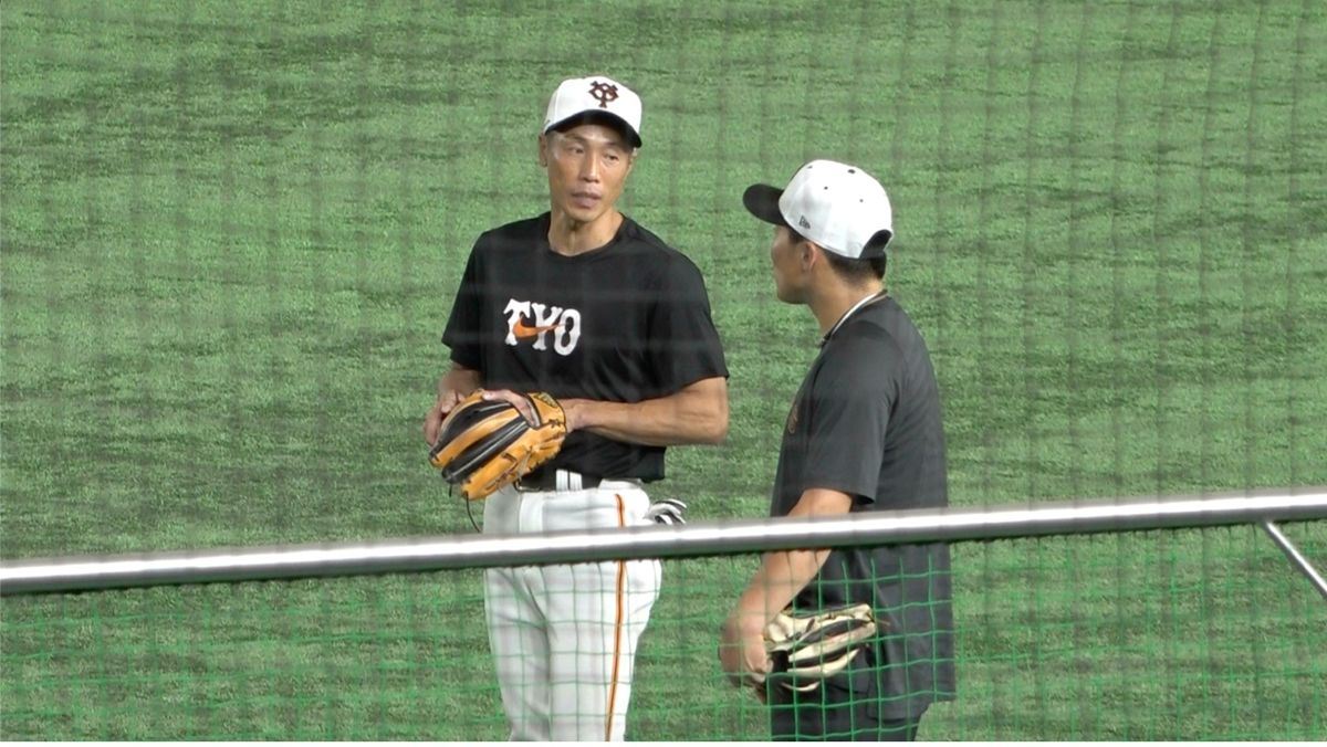 巨人・鈴木尚広コーチ(左)と浅野翔吾選手(右)