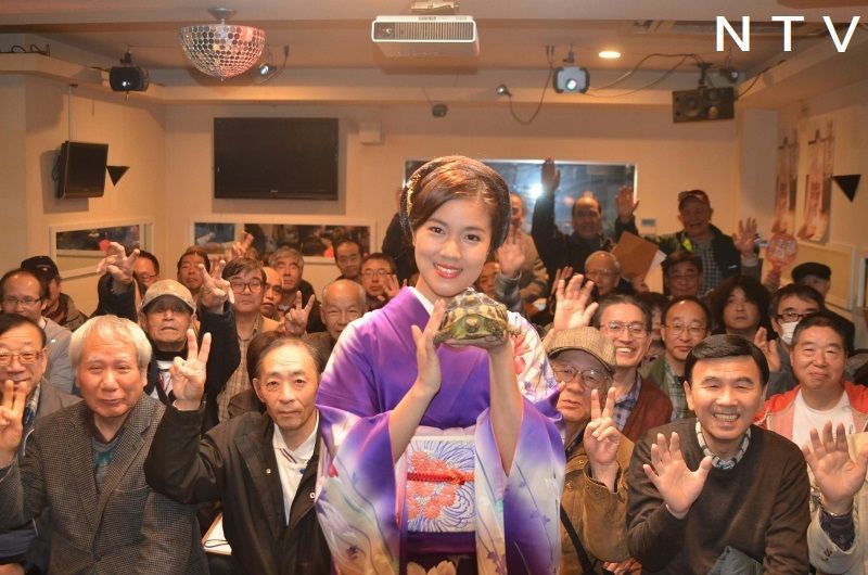 出光仁美、ペットと“共演”…亀を手に熱唱