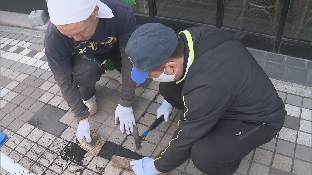 「自慢できる街に」タイルがはがれた歩道を市民ボランティアが補修　青森県八戸市