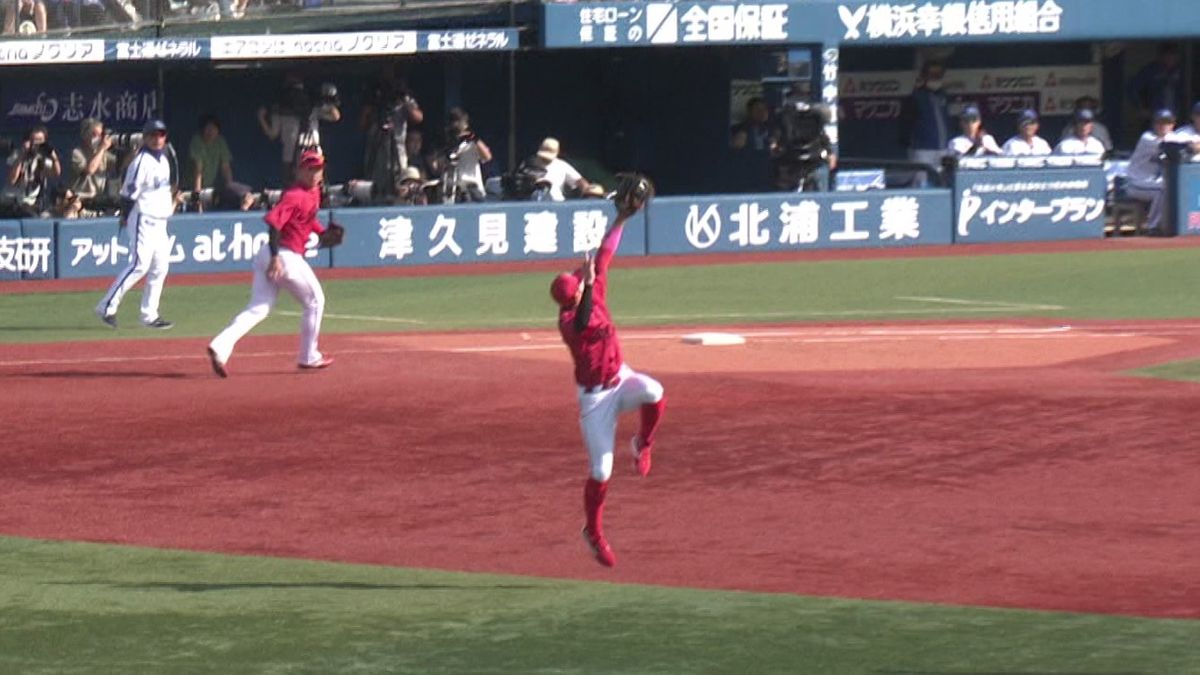 広島・菊池涼介選手がジャンピングキャッチでアウト