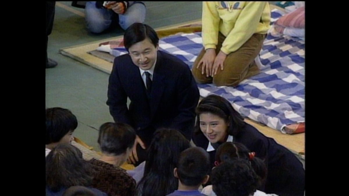 神戸市立諏訪山小学校の避難所を見舞われた皇太子ご夫妻（1995年2月26日）