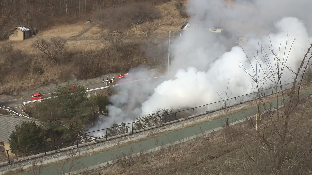 「一軒家が燃えている」　松本市中川で住宅1棟焼く火事　40代男性は逃げて無事　70代母親の安否は確認中【長野】