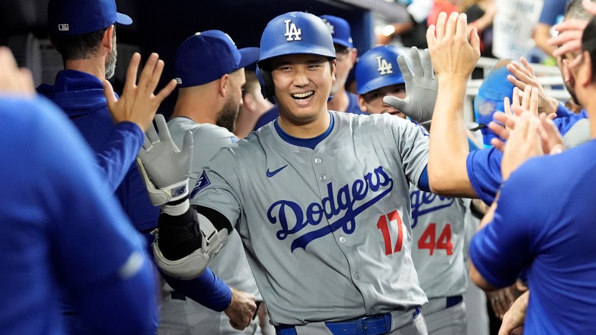 50本塁打を決め祝福される大谷翔平選手(写真：AP/アフロ)