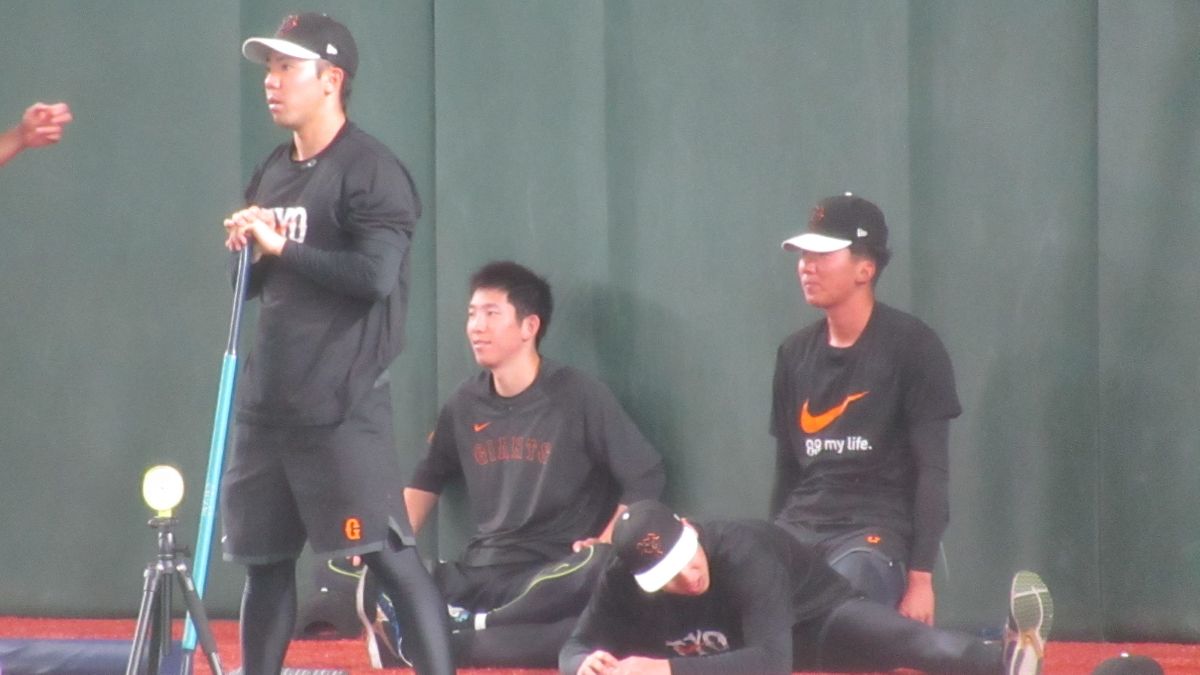 【巨人】田中千晴が1軍練習に合流　2軍では2試合6イニング1失点　小学校の先輩・小林誠司に笑顔で挨拶