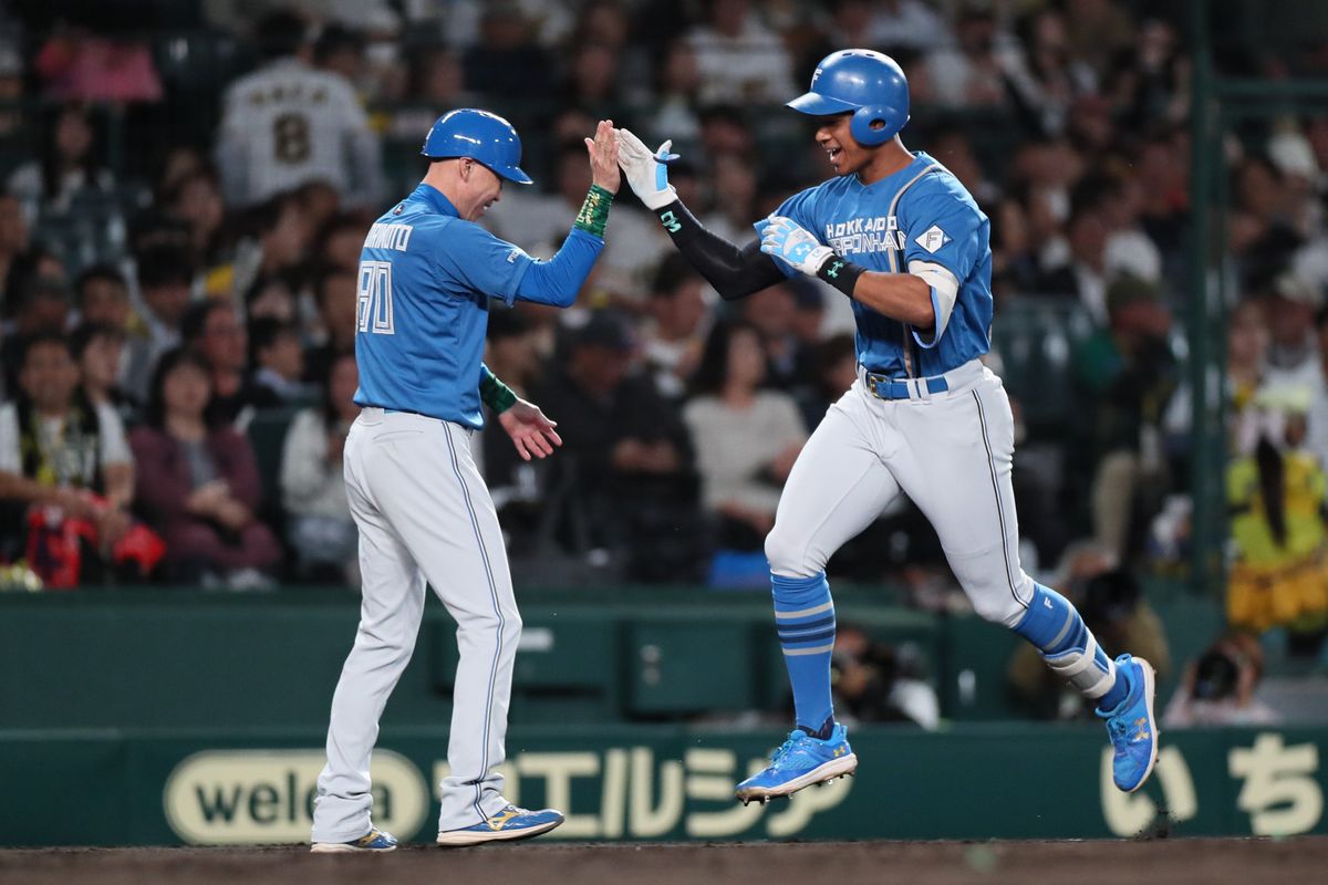 6号2ランホームランを放ち喜ぶ日本ハム・万波中正選手（写真:時事）