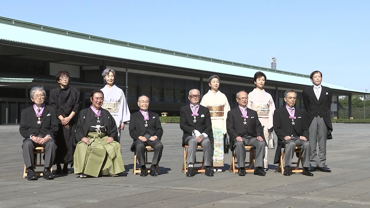 皇居で文化勲章親授式　長嶋茂雄さんら出席