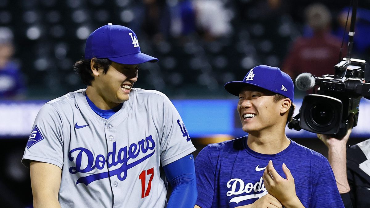 笑顔を見せる大谷翔平選手と山本由伸投手【写真：日刊スポーツ/アフロ】