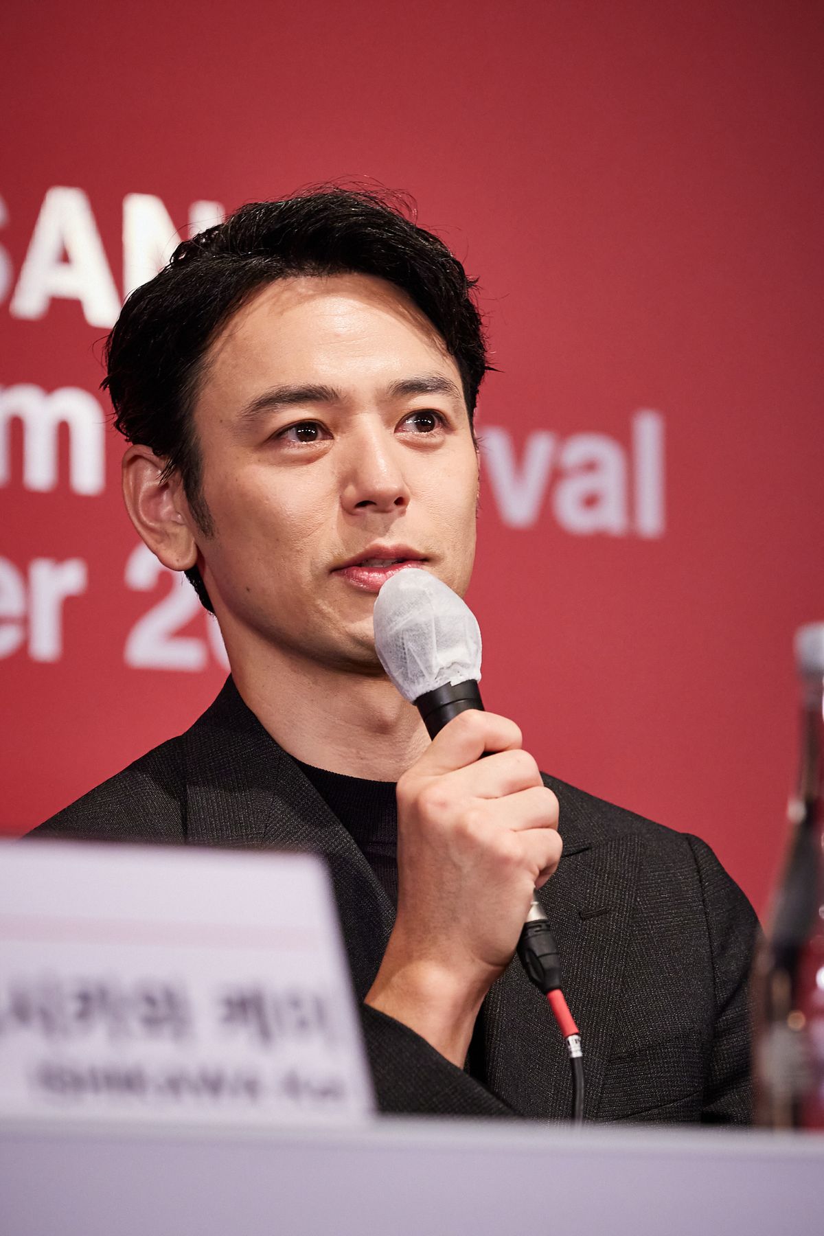 妻夫木聡、釜山国際映画祭に登場　韓国語の挨拶に5000人の観客が拍手喝采