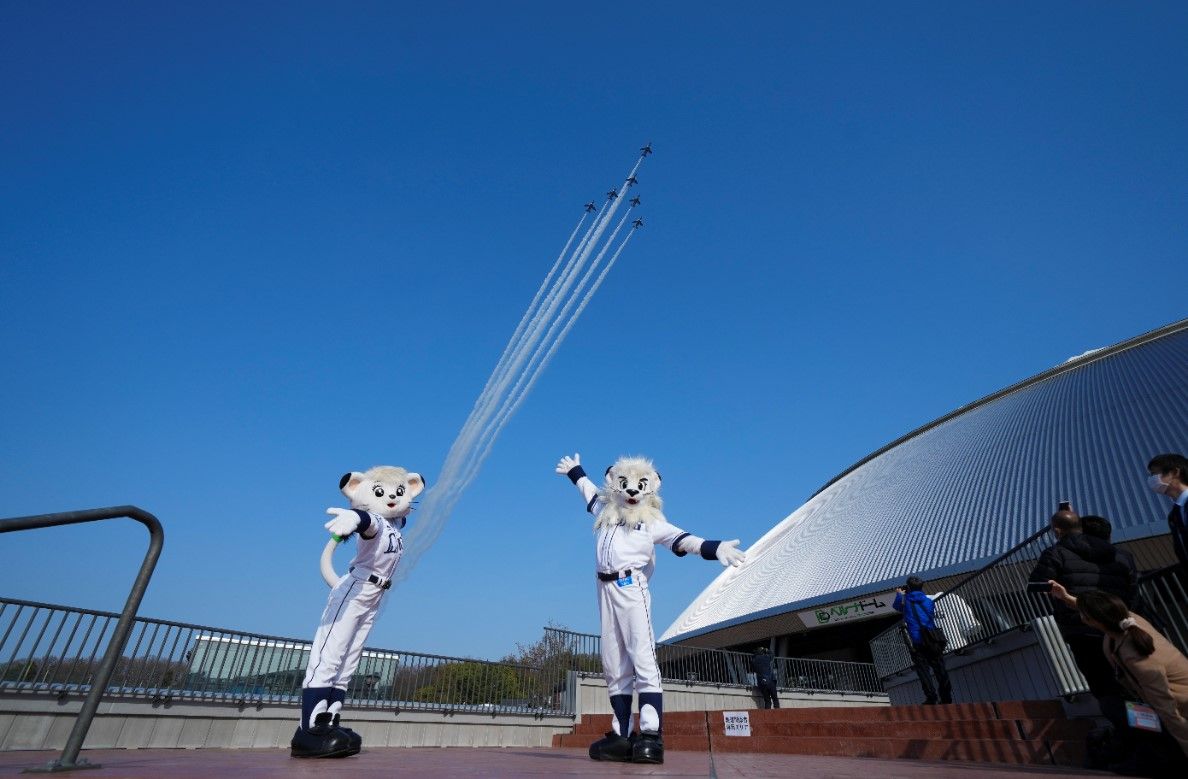 パ・リーグ開幕戦　西武×オリックス戦前にブルーインパルスが展示飛行