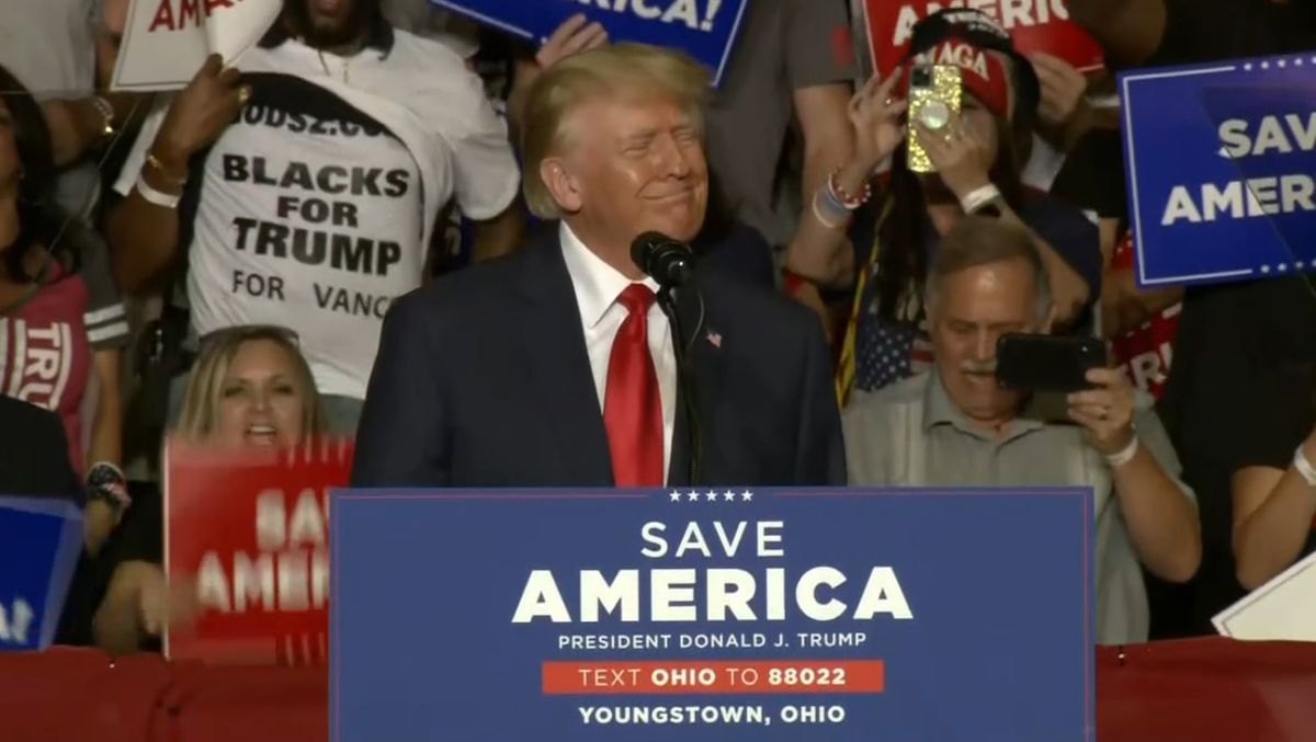 9月17日、オハイオ州の集会で、支持者の大声援を前に満面の笑みのトランプ前大統領