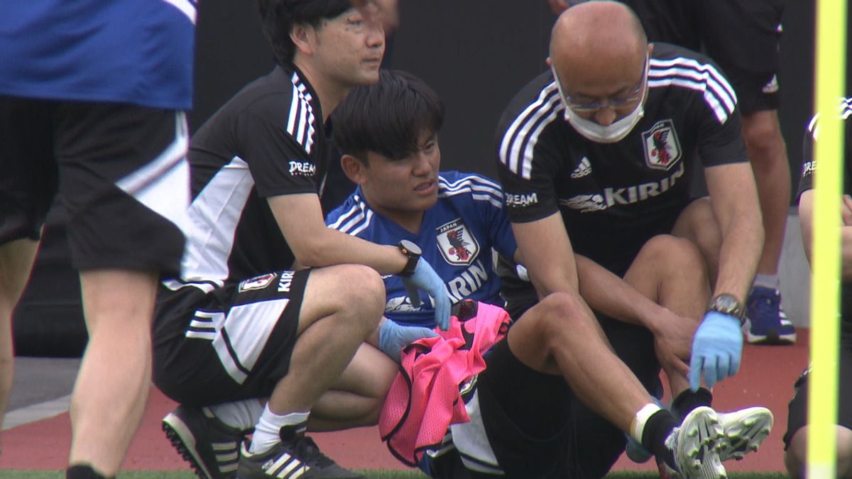 日本代表・久保建英にアクシデント 左足首を負傷し練習を切り上げる