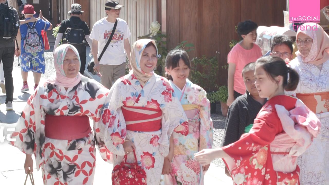 ムスリム女性 着物に和柄ヒジャブで街歩き