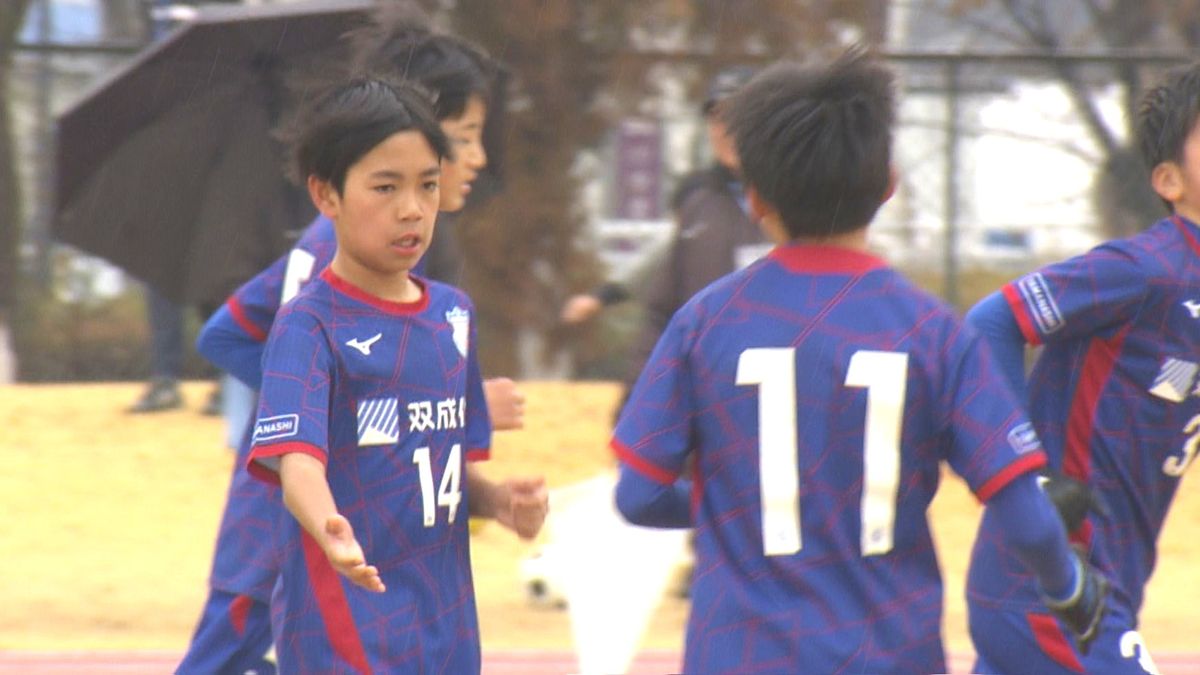 6年生にとって小学校最後のサッカー大会が開幕 61チームが参加 予選リーグに臨む 山梨