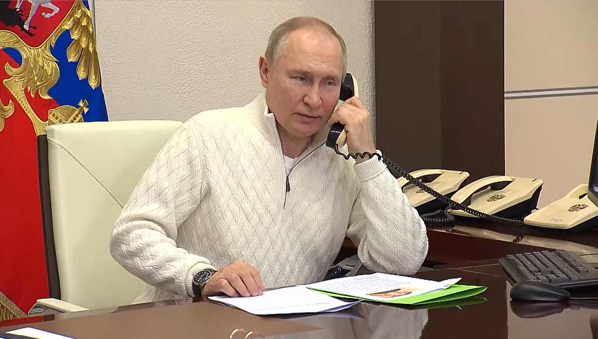 セーター姿で電話するプーチン大統領