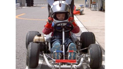 カートを運転する門脇少年