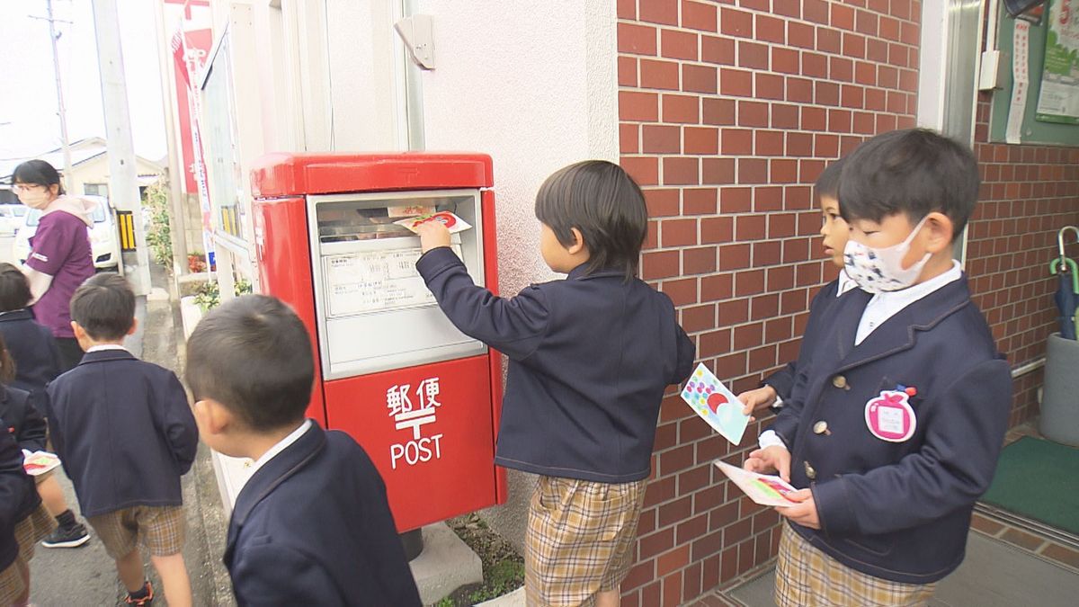 年賀状の受け付けスタート 園児たちが手描きの年賀状を投函【愛媛】