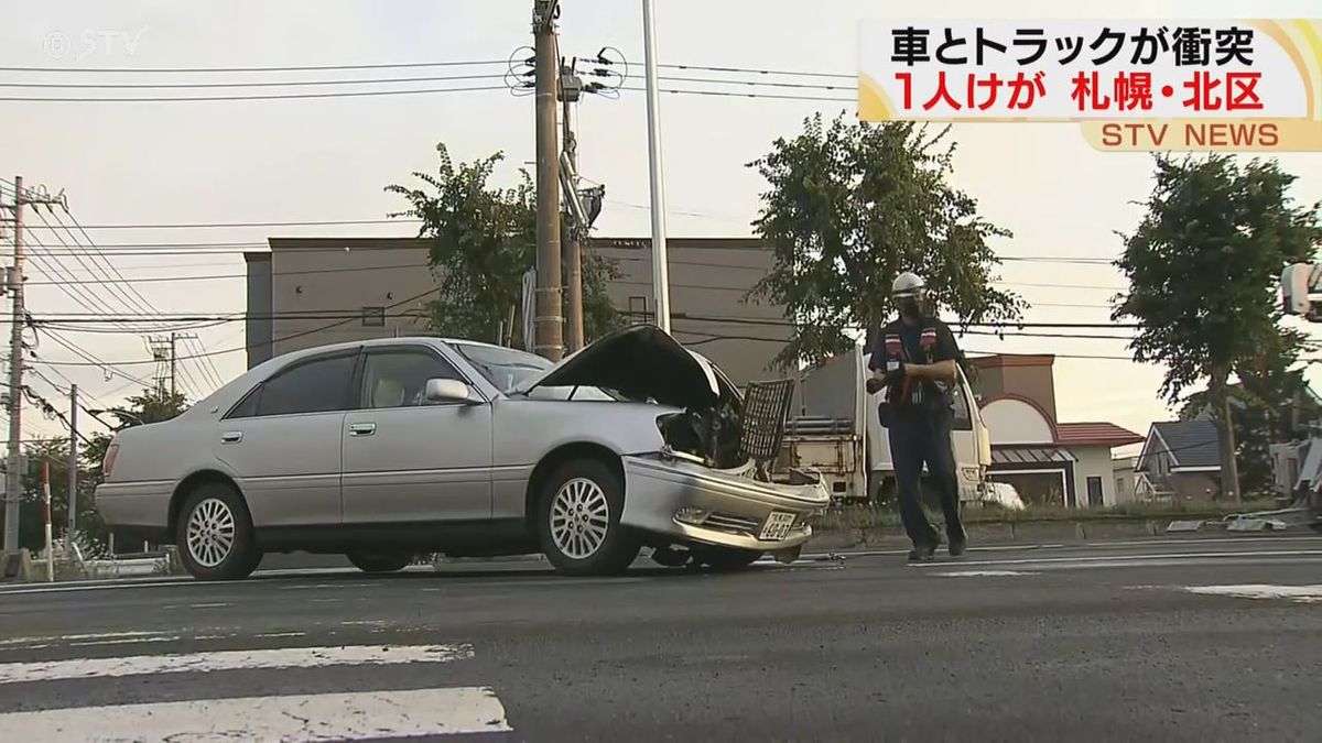 札幌市北区屯田…乗用車とトラックが衝突　乗用車の高齢女性搬送　