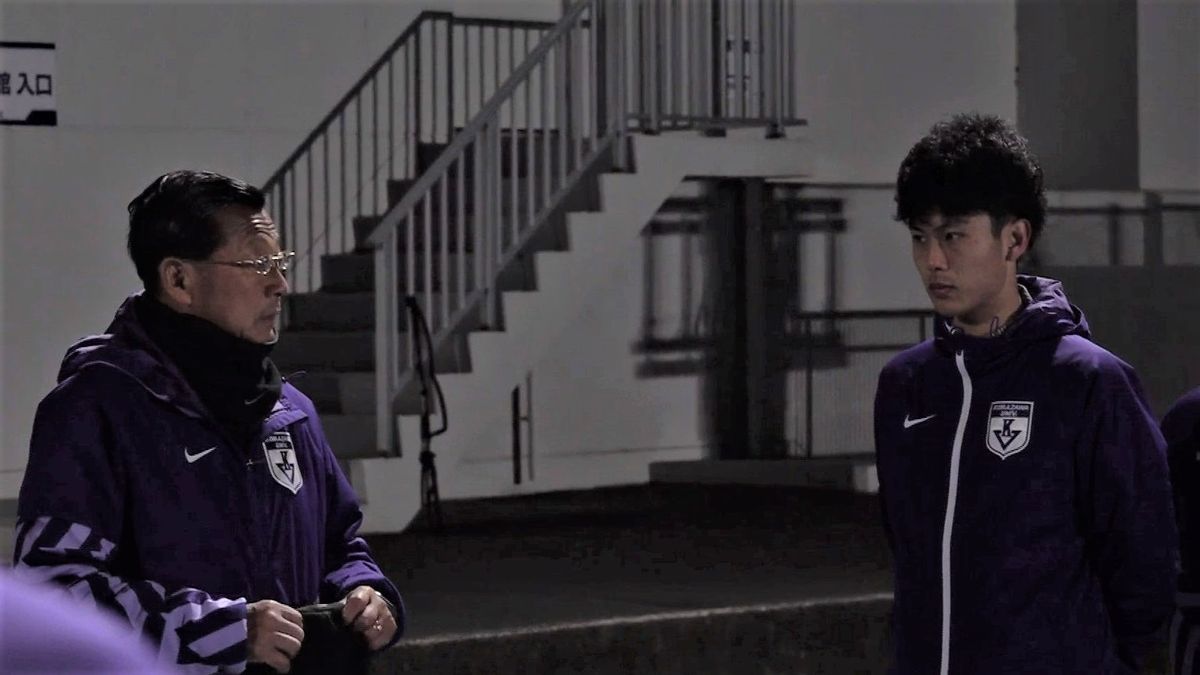 駒澤大学の新主将に鈴木芽吹選手(右)を発表した大八木弘明監督(左)