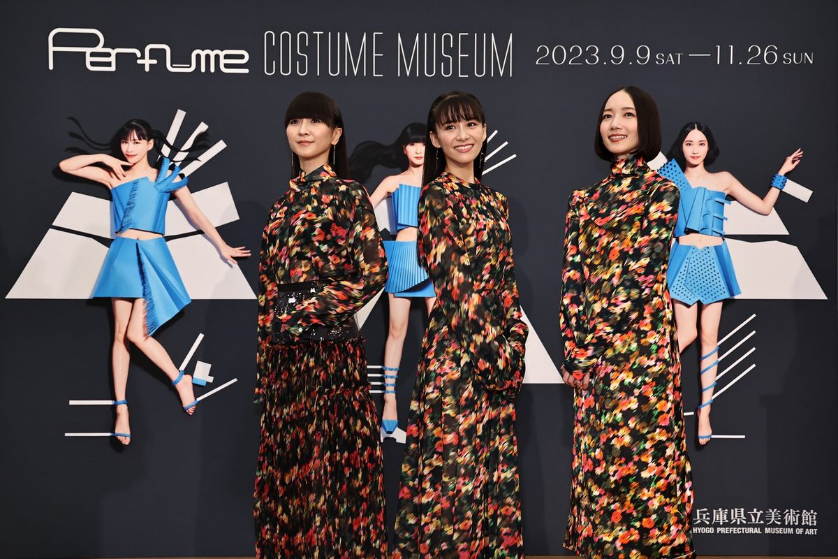 Perfume　初の大規模衣装展　「1着うん百万」の衣装の展示にメンバーも感動