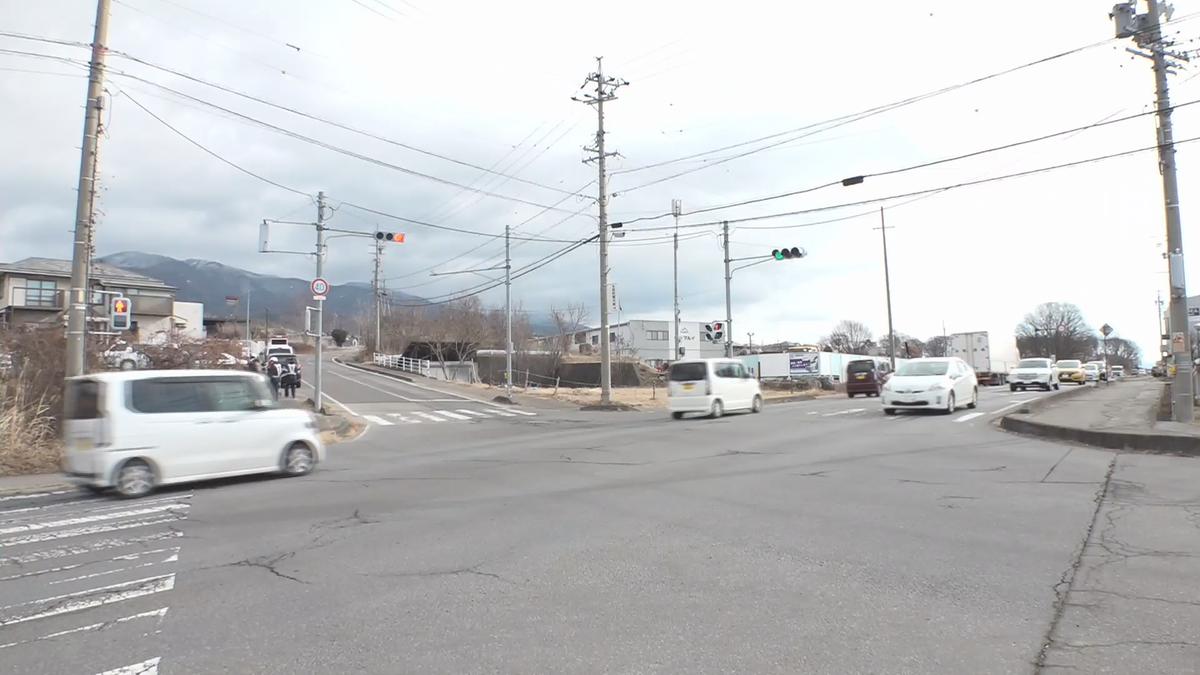 赤信号を無視して交差点進入か　横断歩道を渡っていた男子中学生（14）が普通乗用車にはねられる　頭から出血　命に別条はないもよう　車運転してた無職の男（49）を現行犯逮捕 過失運転致傷の疑い 