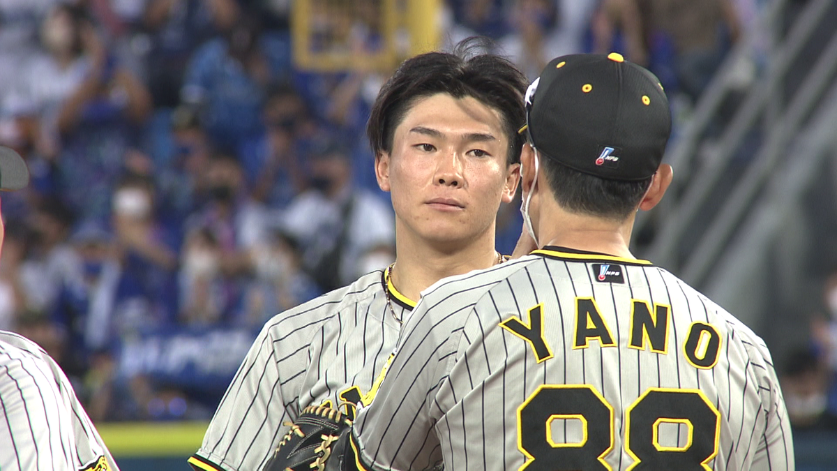 9回裏、1アウト満塁の場面で湯浅京己投手に声をかける阪神・矢野燿大監督