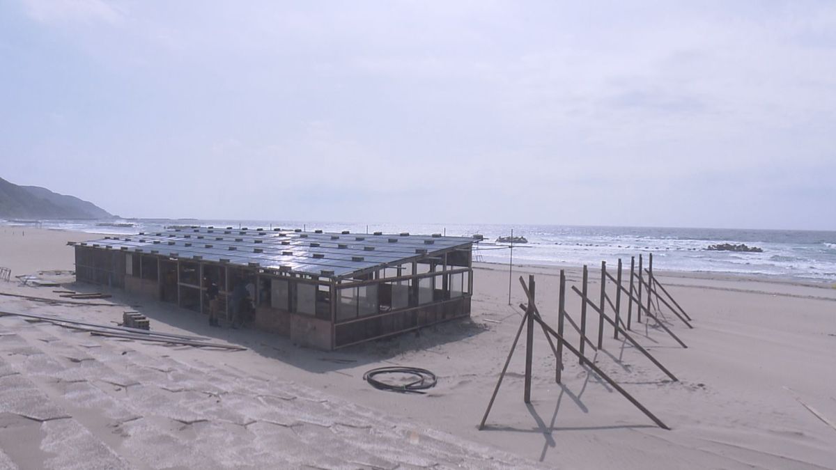 「暑い夏　ぜひ海に」　12日の海開きに向け湯野浜海水浴場で海の家づくり急ピッチ