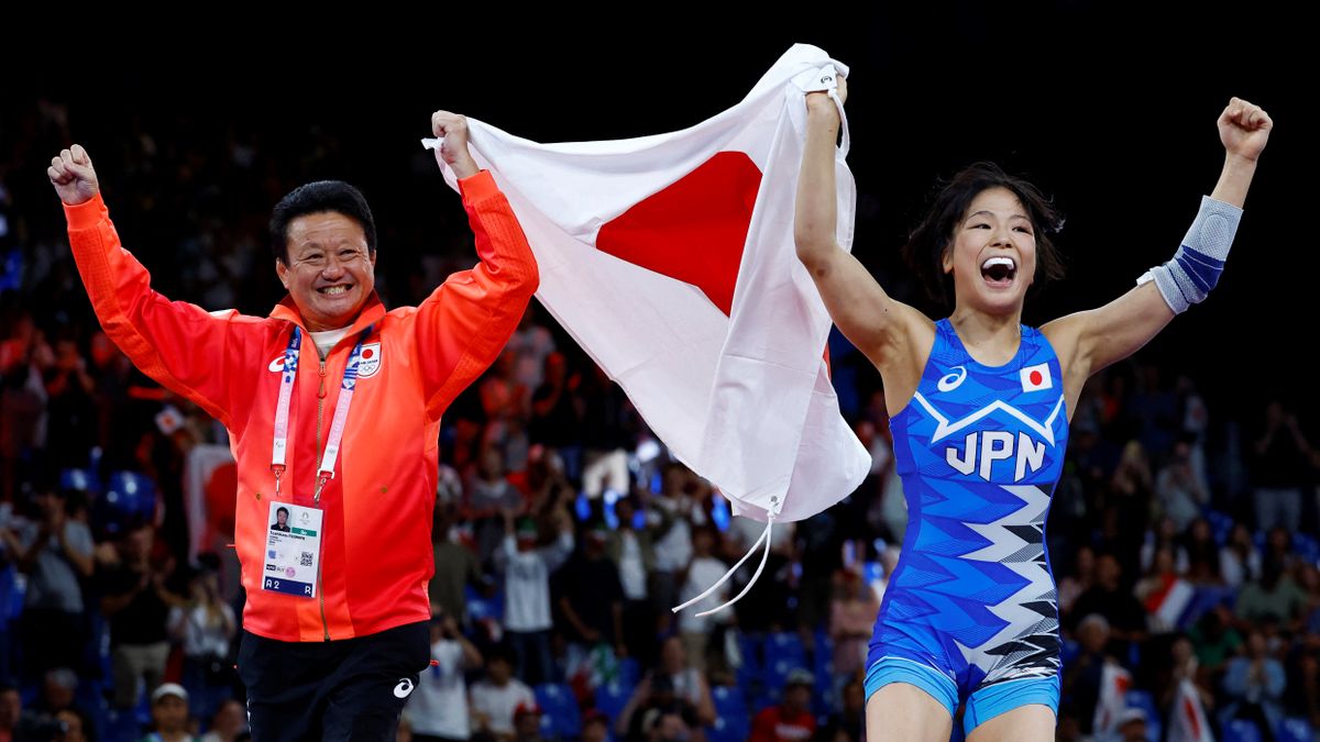 金メダルを獲得し父の俊一さんと喜びを分かち合う藤波朱理選手(写真:ロイター/アフロ)