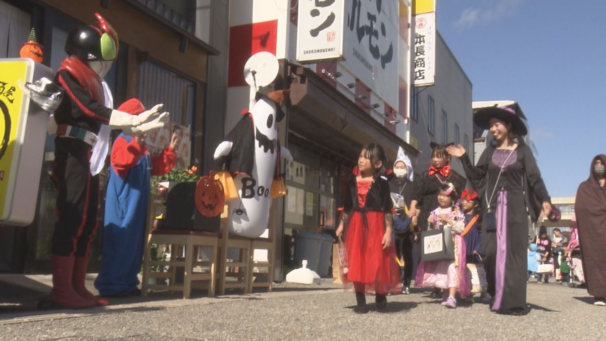 「トリックオアトリート」　鶴岡市の商店街で園児たちがハロウィーンパレード