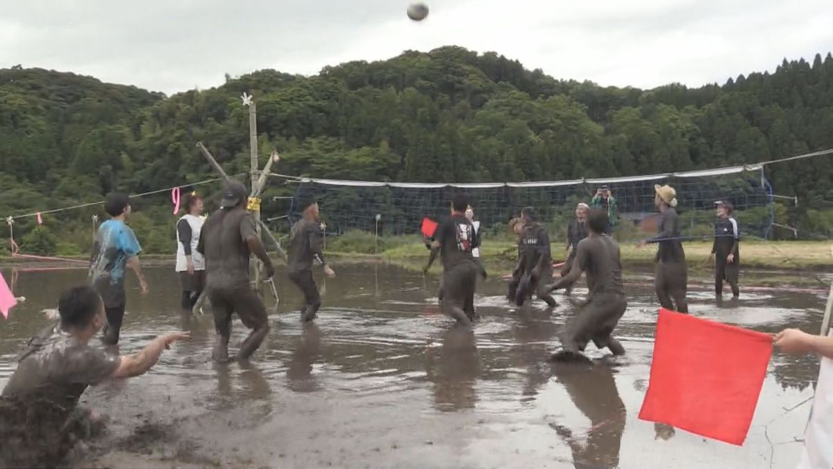 コートは水田 好プレー珍プレー 泥まみれのバレーボール大会 ほふく前進する子どもも 鹿屋市