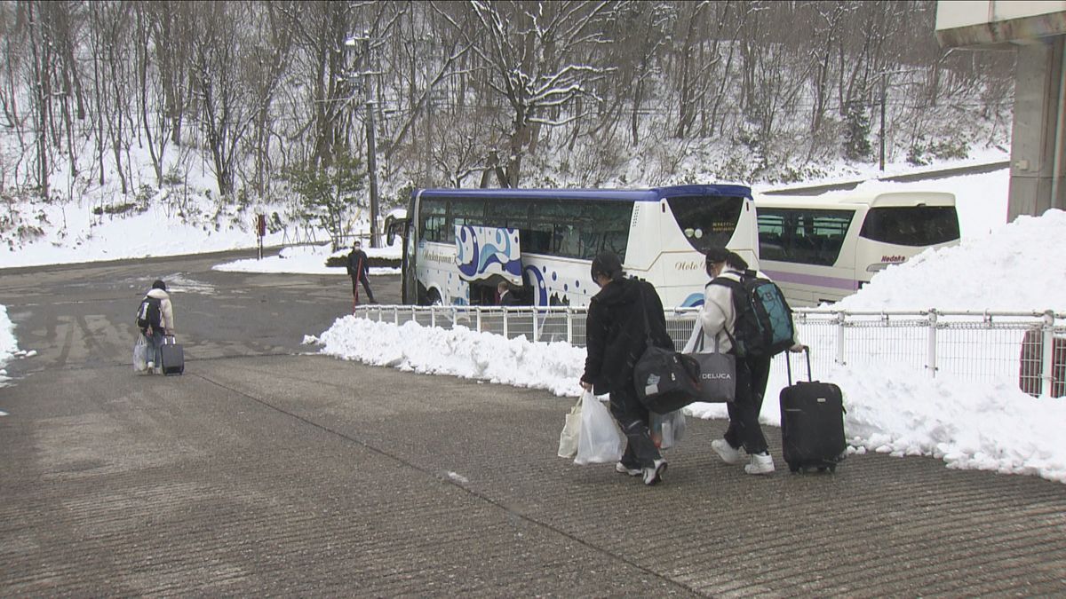 およそ1か月半ぶり　金沢市に集団避難していた中学生たちが珠洲市へ