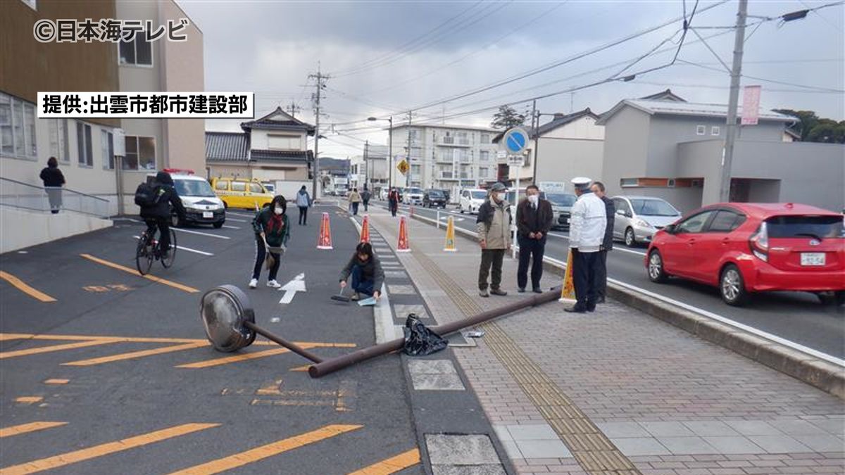 強風で高さ6ｍの照明灯が倒れ小学生が右足を骨折　点検で腐食が確認されるも緊急性は低いと判断されていた　島根県出雲市