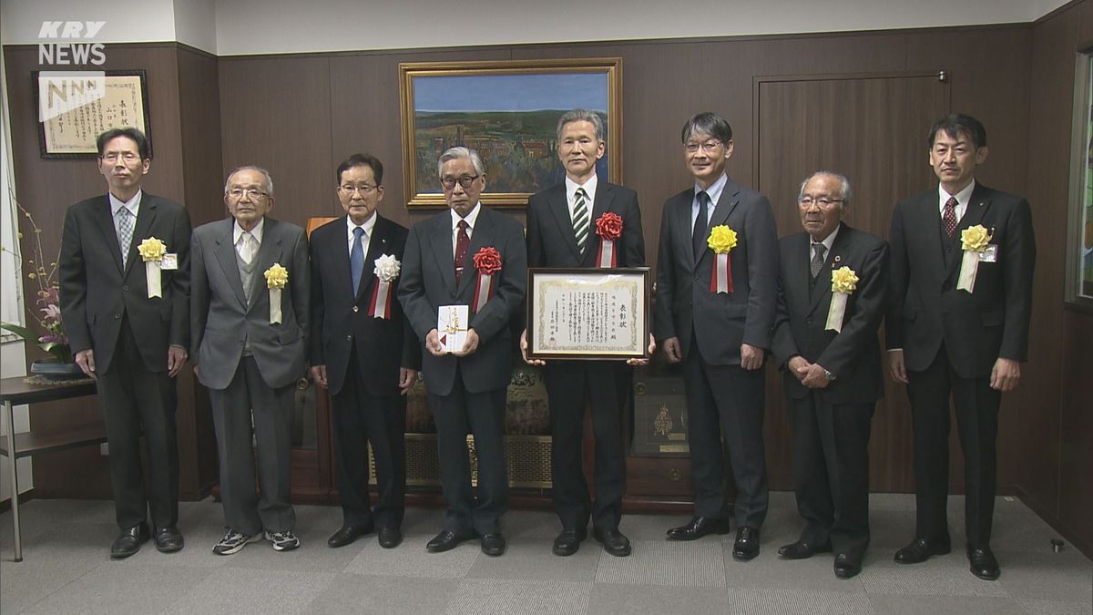 36年にわたり河川の草刈りなど清掃活動…山口市の「鳴滝を守る会」に表彰状