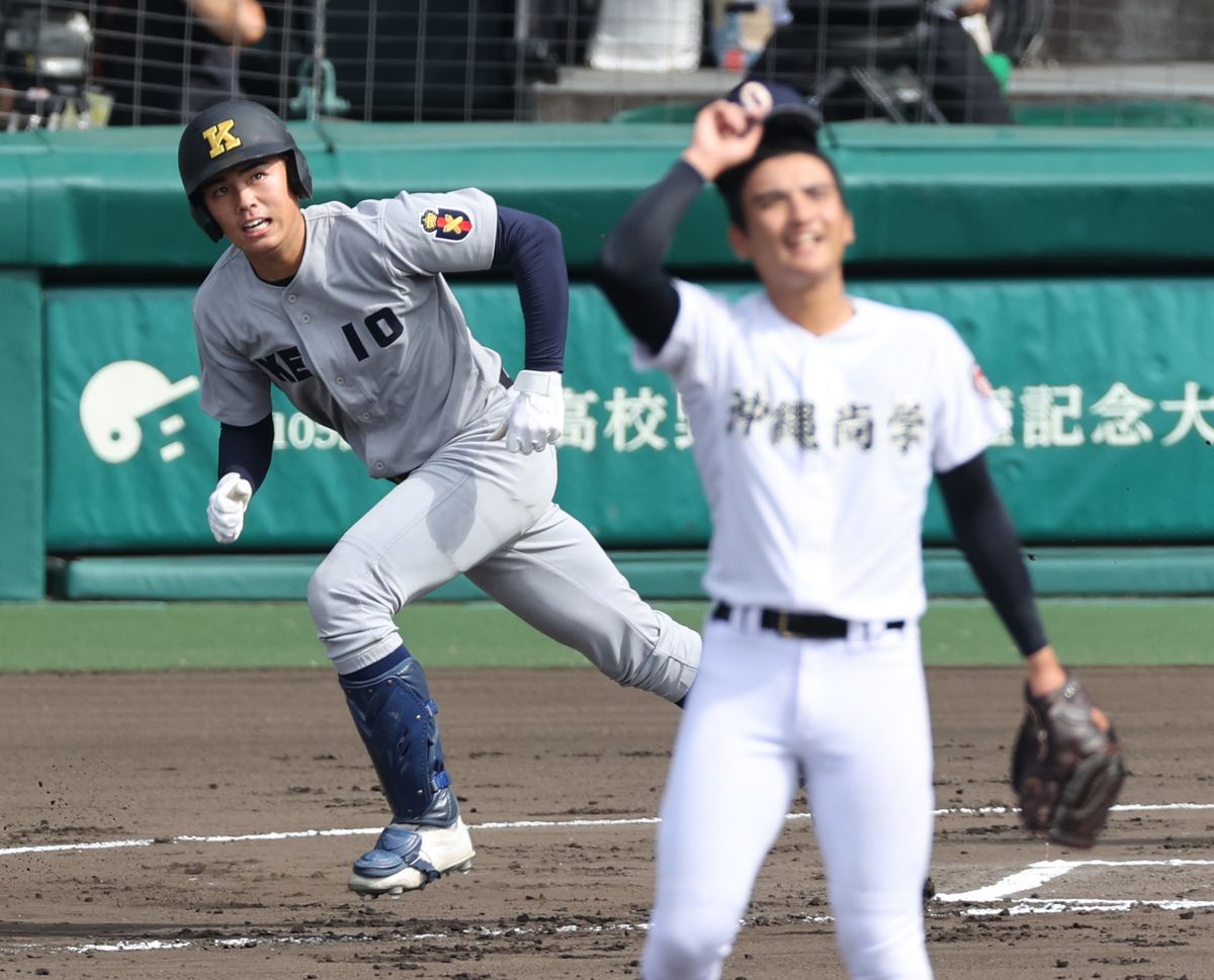 逆転の3点2塁打を放った慶応・加藤右悟選手（写真:時事）