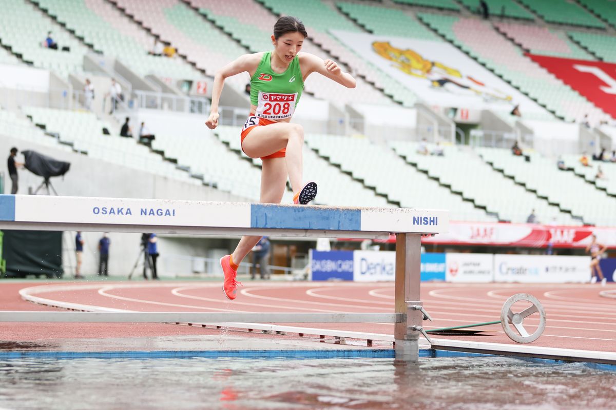 水濠を飛び越える吉村玲美選手(写真：森田直樹/アフロスポーツ)