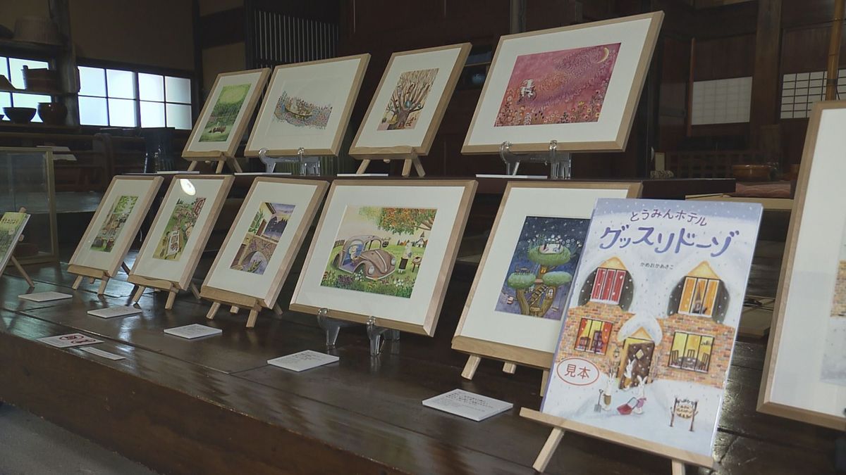 細かい描写で動物たちの空想の世界を描く　米沢市の絵本作家かめおかあきこさんの原画展