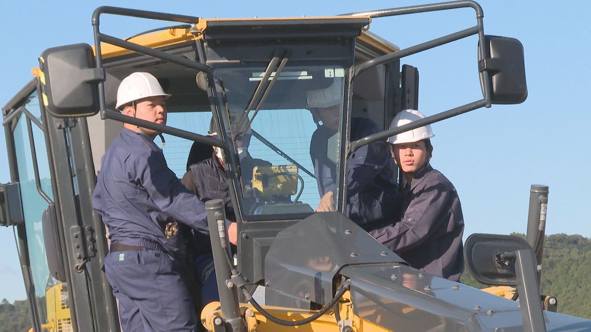 人手不足が深刻…建設業界の人材確保へ 高校生が工事現場で最新技術を体験【愛媛】