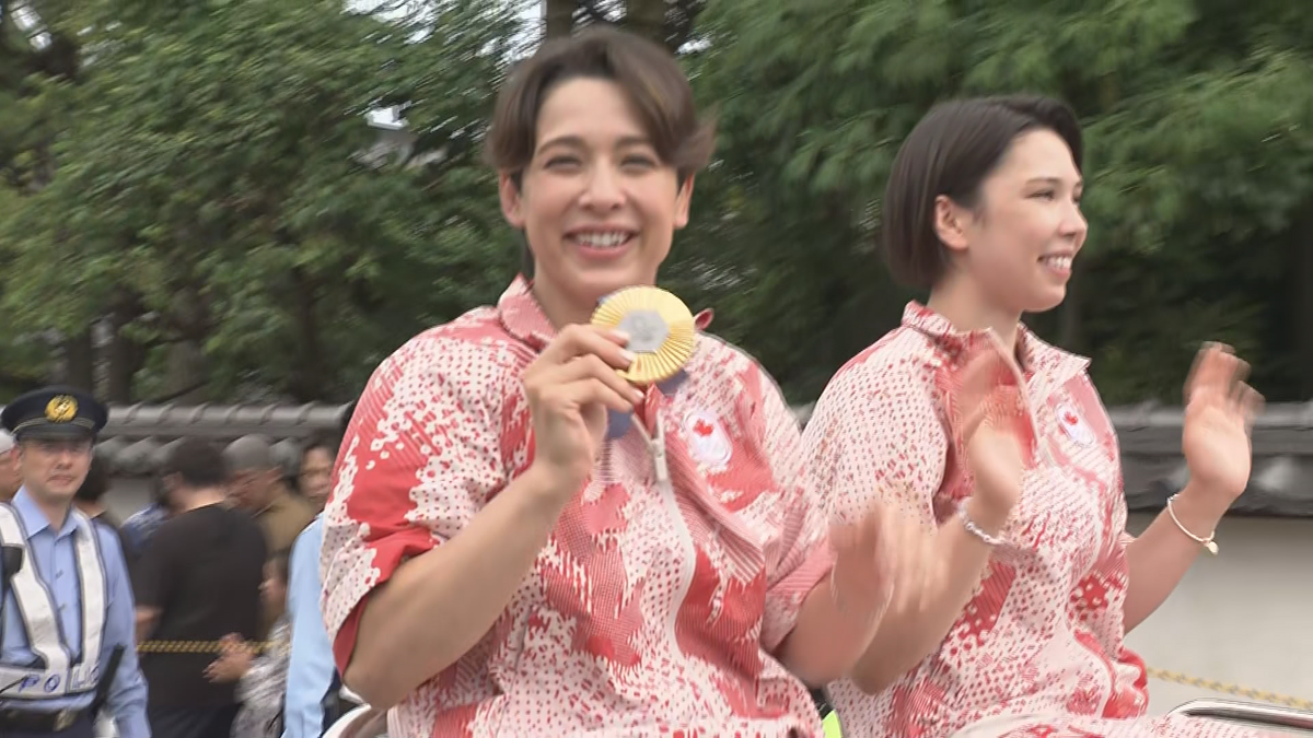 夏の個人種目で信州初の金メダリスト…地元大盛り上がりの凱旋パレード！パリ五輪金メダルの出口クリスタ選手【長野】