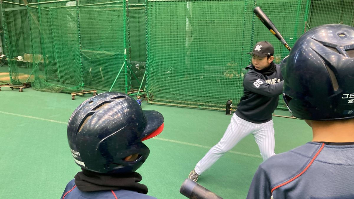 プロに入って初の野球教室に参加した寺地隆成選手【写真：球団提供】