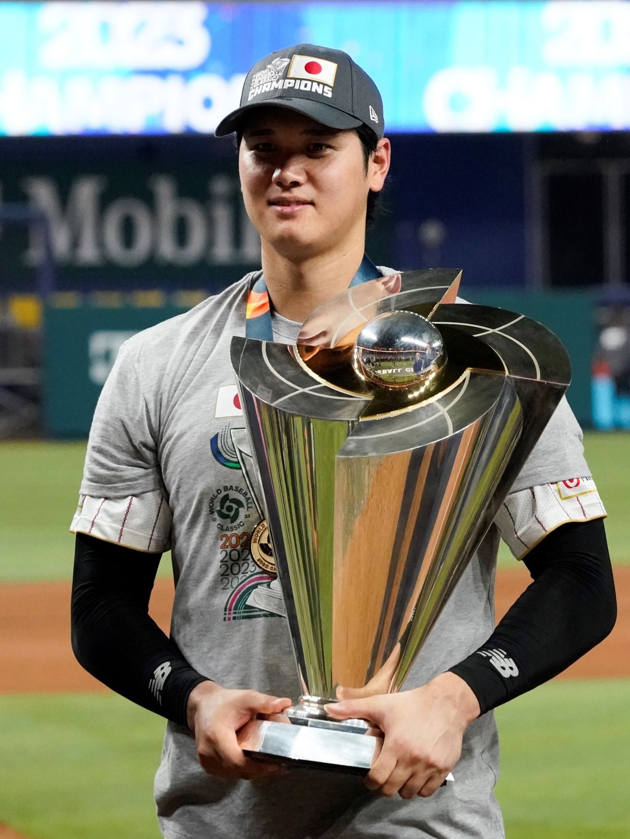 WBC優勝トロフィーはティファニー製 総重量12.7キロ、高さ61センチ 