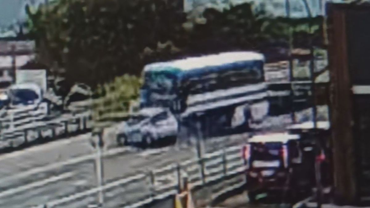 修学旅行バスと乗用車が衝突した瞬間