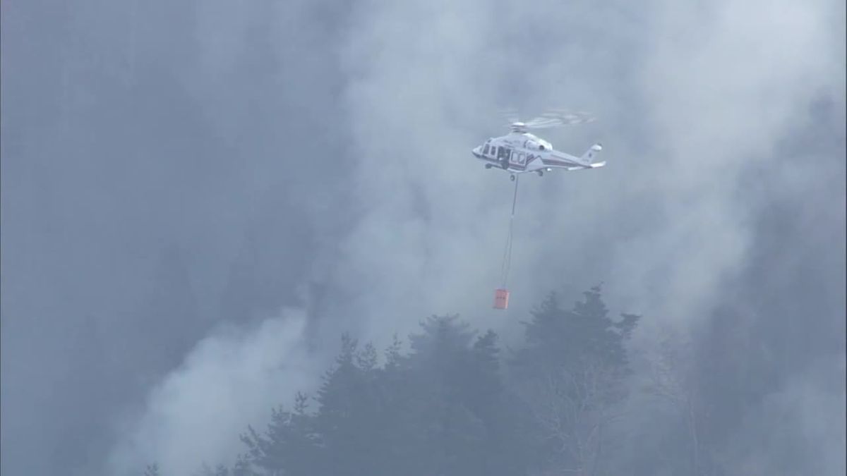 山火事延焼　消火活動続く　岩手県大船渡市