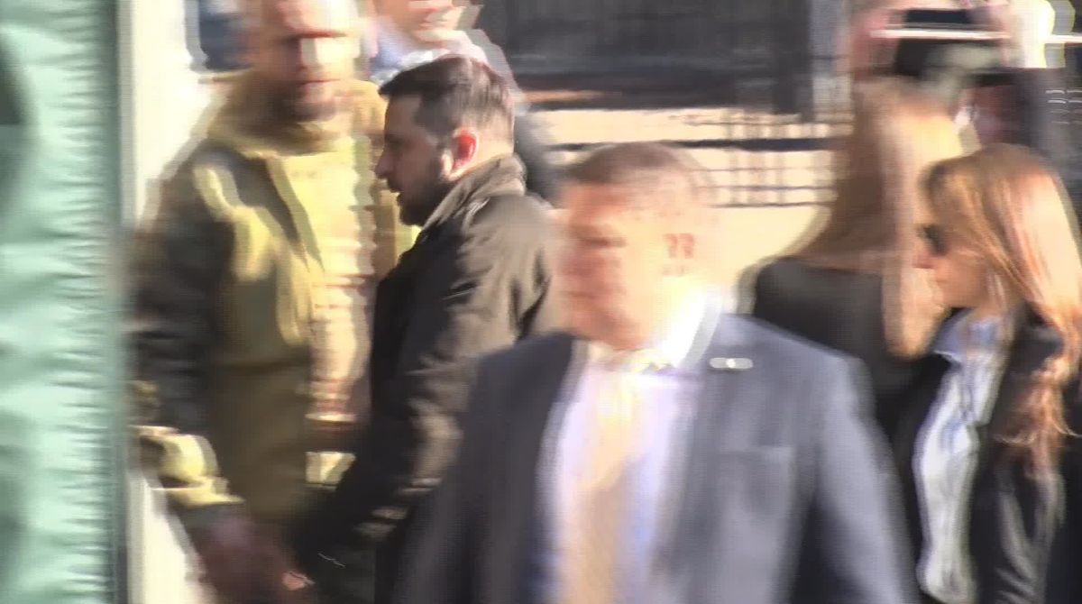 【速報・独自映像】ゼレンスキー大統領がホワイトハウス前に到着 ライフル銃で警護の中、声かけにも表情崩さず