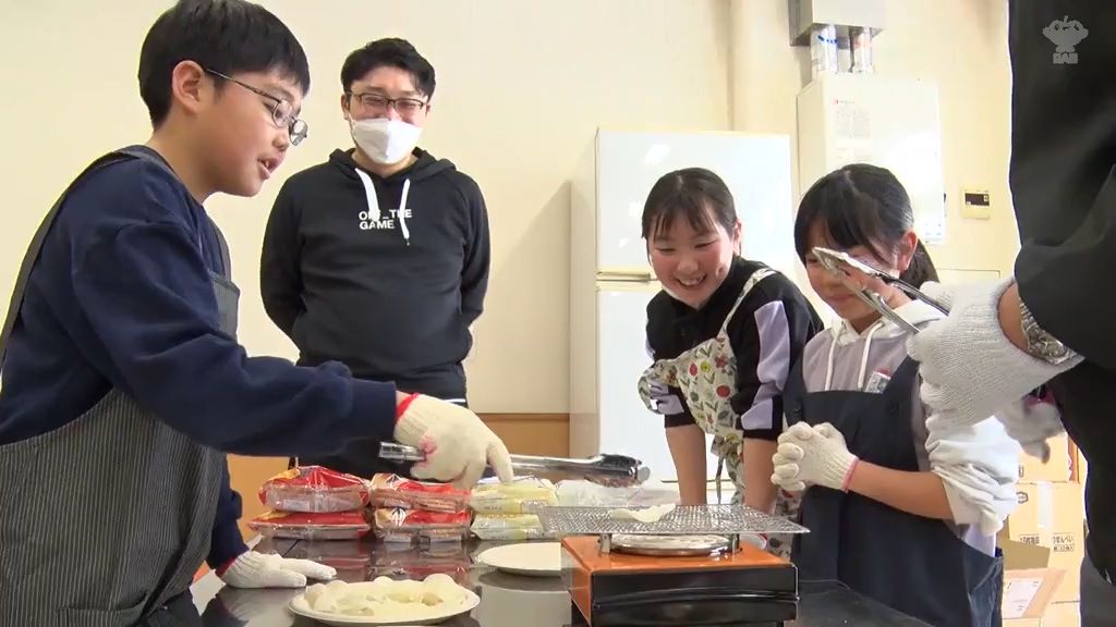 せんべいづくりからスーパーで売られるまで体験　小学校で食育教室　青森県十和田市