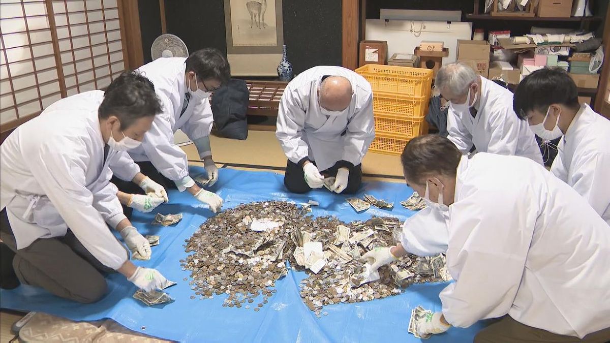 正月三が日のさい銭を数える「かます開き」　飛騨一宮水無神社　岐阜・高山市