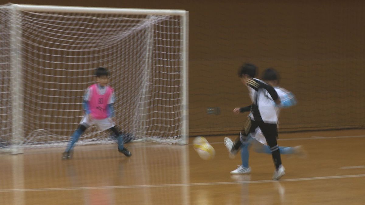 10歳以下の小学生がフットサルで熱戦「いっぱい点を取って勝てるのがうれしい」