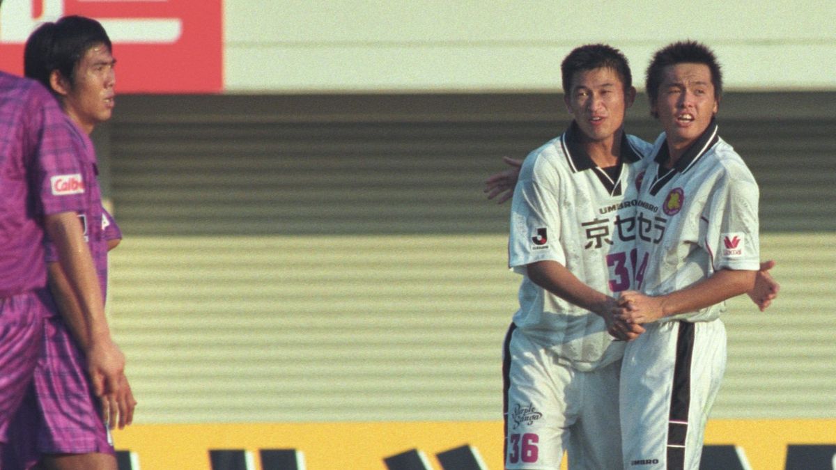 1999年現役時代の森保一監督、三浦知良選手遠藤保仁選手(写真:日刊スポーツ/アフロ)