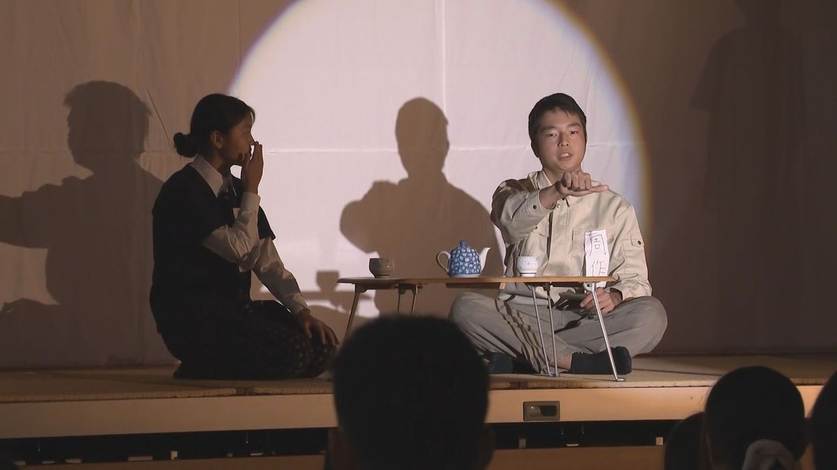 中学生12人で作り上げた手話劇「この世界の片隅に」会場から大きな拍手　三重・熊野市